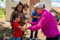 Beatriz Estrada entrega vivienda a familia afectada por inundaciones 